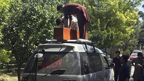 Männer transportieren in Kabul den Sarg eines Anschlagsopfers ab.