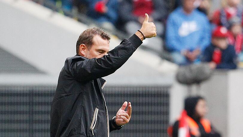 Der Nürnberger Trainer Markus Weinzierl streckt den Daumen in die Höhe. Der Nürnberger Trainer Markus Weinzierl streckt den Daumen in die Höhe.