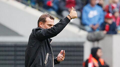 Der Nürnberger Trainer Markus Weinzierl streckt den Daumen in die Höhe.