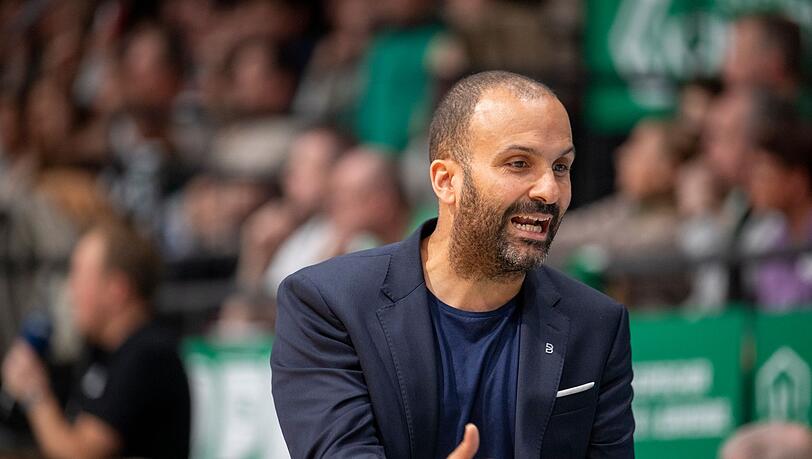 T.J. Parker vertrat erneut den erkrankten Gordon Herbert als Bayern-Coach. T.J. Parker vertrat erneut den erkrankten Gordon Herbert als Bayern-Coach.