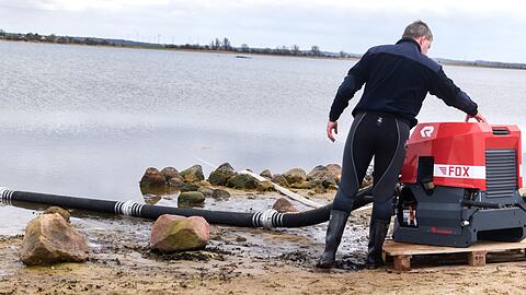 Seit Freitag benetzen Einsatzkr&auml;fte der Feuerwehr die verletzte Haut des Tieres regelm&auml;&szlig;ig mit Wasser, um die Schmerzen zu lindern. (Foto vom 3.4)