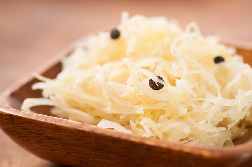 Sauerkraut entsteht durch Milchsäuregärung. Es enthält viele Probiotika und Ballaststoffe, weshalb es als äußerst gesund für den Darm gilt. Es fördert die Verdauung, stärkt das Immunsystem und schützt die Darmschleimhaut. Sogar das Risiko für Darmkrebs soll es reduzieren. Wählen Sie am besten nicht-pasteurisiertes Sauerkraut aus dem Kühlregal - das enthält besonders viele Milchsäurebakterien. Sauerkraut entsteht durch Milchsäuregärung. Es enthält viele Probiotika und Ballaststoffe, weshalb es als äußerst gesund für den Darm gilt. Es fördert die Verdauung, stärkt das Immunsystem und schützt die Darmschleimhaut. Sogar das Risiko für Darmkrebs soll es reduzieren. Wählen Sie am besten nicht-pasteurisiertes Sauerkraut aus dem Kühlregal - das enthält besonders viele Milchsäurebakterien.