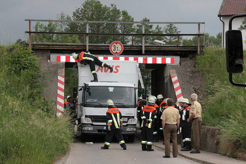 Der 40-jährige Fahrer wollte mit einem Umzugstransporter in Schwindegg im Landkreis Mühldorf eine Bahnunterführung passieren. Sein 3,65 Meter hohes Fahrzeug blieb in der 3,1 Meter hohen Unterführung stecken und musste von der Feuerwehr rausgeschnitten werden.