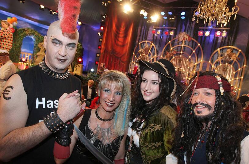 Markus Söder (CSU) und seine Frau Karin als Punks,  Alexander Dobrinth und Dorothee Bär als Piraten im Jahr 2012.