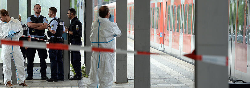 Ermittler des Landeskriminalamts untersuchen den Tatort am Grafinger Bahnhof.