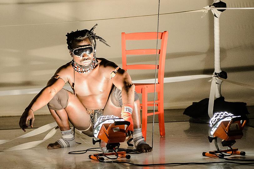 Eine Szene aus der Choreografie &bdquo;Portrait of Myself as my Father&ldquo; von Nora Chipaumire, die aus Zimbabwe stammt.