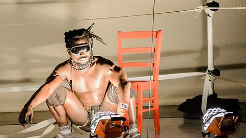 Eine Szene aus der Choreografie &bdquo;Portrait of Myself as my Father&ldquo; von Nora Chipaumire, die aus Zimbabwe stammt.