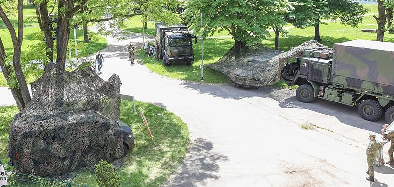 Schweres Gerät in Camouflage und mit Tarnnetz: In den Fahrzeugen aus bayerischen Kasernen dürfen die Prüflinge probesitzen – und den Soldaten Fragen stellen.