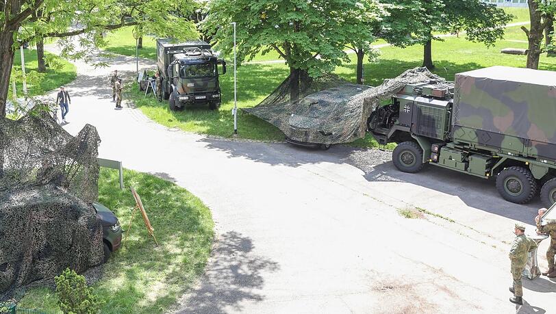 Schweres Gerät in Camouflage und mit Tarnnetz: In den Fahrzeugen aus bayerischen Kasernen dürfen die Prüflinge probesitzen – und den Soldaten Fragen stellen. Schweres Gerät in Camouflage und mit Tarnnetz: In den Fahrzeugen aus bayerischen Kasernen dürfen die Prüflinge probesitzen – und den Soldaten Fragen stellen.