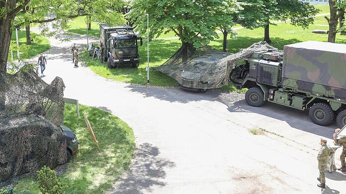 Schweres Gerät in Camouflage und mit Tarnnetz: In den Fahrzeugen aus bayerischen Kasernen dürfen die Prüflinge probesitzen – und den Soldaten Fragen stellen.