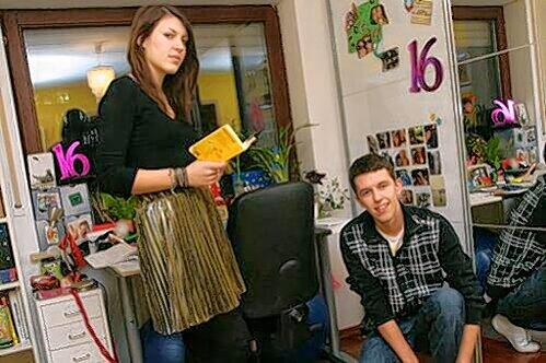 Zwei-Klassen-Schule: Während Louisa (16) spät abends sich noch mit Goethes &bdquo;Faust&ldquo; herumquält, hat Mike (17) Feierabend.
