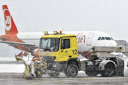 Spezialräumfahrzeuge beseitigten Schnee und Eis von der Start- und Landebahn.