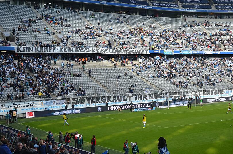 Fan-Boykott der Löwen-Fans: Diese Spruchbänder sollten der Mannschaft den richtigen Weg weisen.