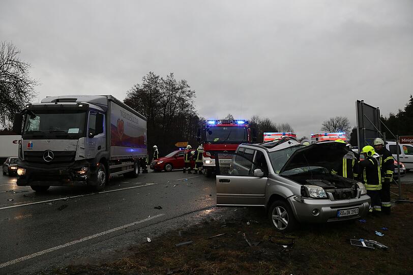Feuerwehrler mussten die schwer verletzte Frau aus ihrem Auto befreien.