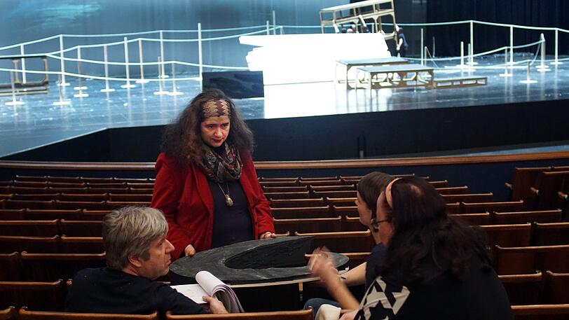 Vera Nemirova und Jens Kilian (links) bei der Bauprobe zur Re-Kreation der "Walküre".