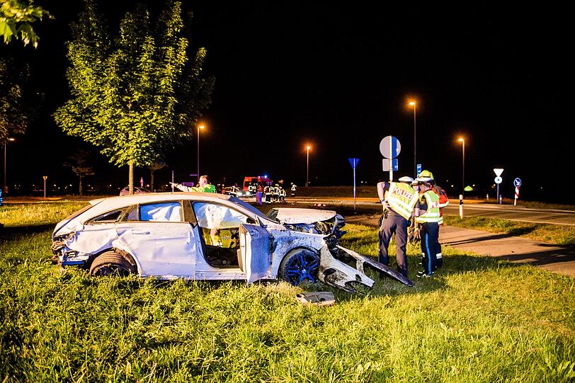 Ein 47-Jähriger flüchtet mit seinem Mercedes CLA vor einer Polizeikontrolle, übersieht einen Kreisverkehr und wird rund 40 Meter durch die Luft geschleudert. Die Bilder vom Einsatz