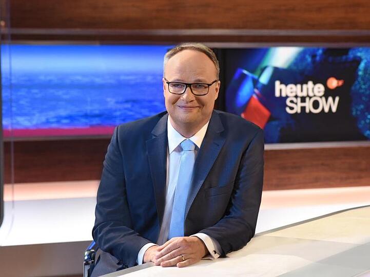 Oliver Welke, Moderator der "heute show", in der Kulisse der Sendung.