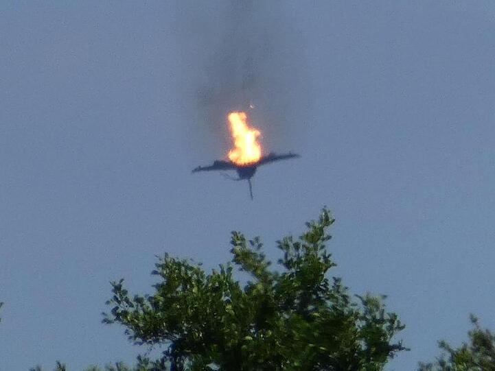 Ein brennender "Eurofighter" am Himmel über der Kleinstadt Malchow an der Mecklenburgischen Seenplatte.