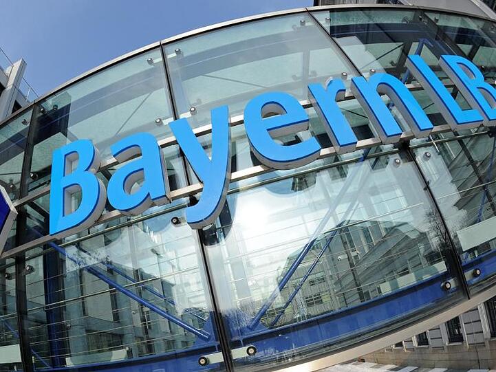 Das Logo der Bayerischen Landesbank (BayernLB) ist an der Zentrale zu sehen. Foto: Andreas Gebert/dpa/Archivbild