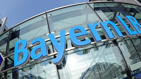 Das Logo der Bayerischen Landesbank (BayernLB) ist an der Zentrale zu sehen. Foto: Andreas Gebert/dpa/Archivbild