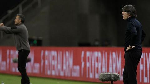 Bleibt auch nach dem Debakel in Sevilla Bundestrainer: Joachim Löw (r).