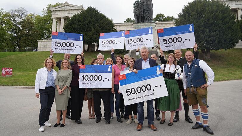 Dieter Reiter (vorne) bei der Scheckübergabe.