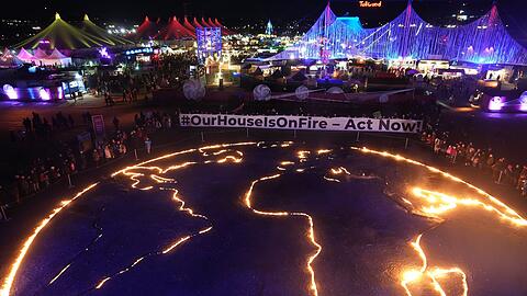 Neben dem Eingang des Tollwood-Geländes wurde ein Globus in Flammen gesetzt.