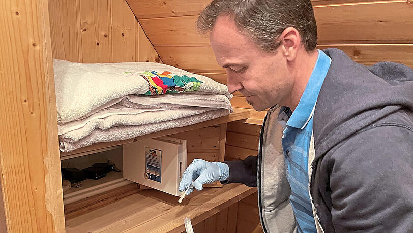 Kriminalkommissar Marcus W. (41) ist ein Spezialist bei der Spurensicherung. Er untersucht einen Tresor nach der DNA eines Täters. Eine Sammlung Goldmünzen ist in dem Haus in Obermenzing verschwunden. Fotos: Hub Kriminalkommissar Marcus W. (41) ist ein Spezialist bei der Spurensicherung. Er untersucht einen Tresor nach der DNA eines Täters. Eine Sammlung Goldmünzen ist in dem Haus in Obermenzing verschwunden. Fotos: Hub