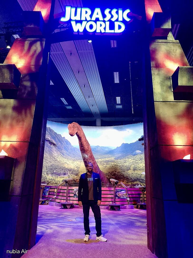 Peter Kapustin neben seinem Lieblingsdinosauria dem Brachiosaurus.