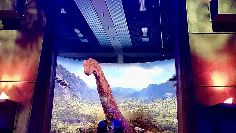 Peter Kapustin neben seinem Lieblingsdinosauria dem Brachiosaurus.