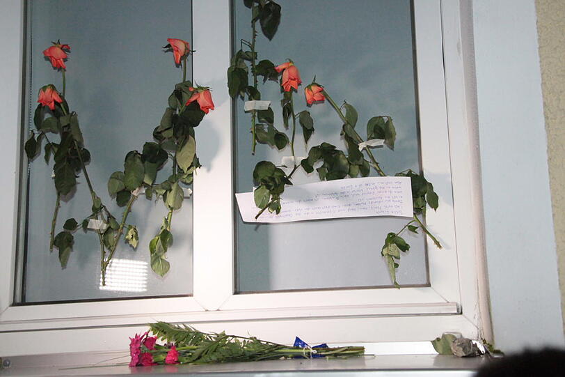 Die Rosen kleben auch nach dem Mord noch am Fenster des Opfers.