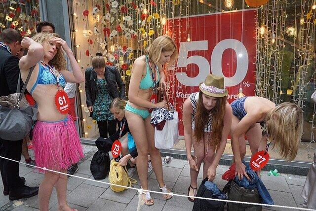 Die Bilder vom Unterwäsche-Shopping in der Neuhauser Straße.
