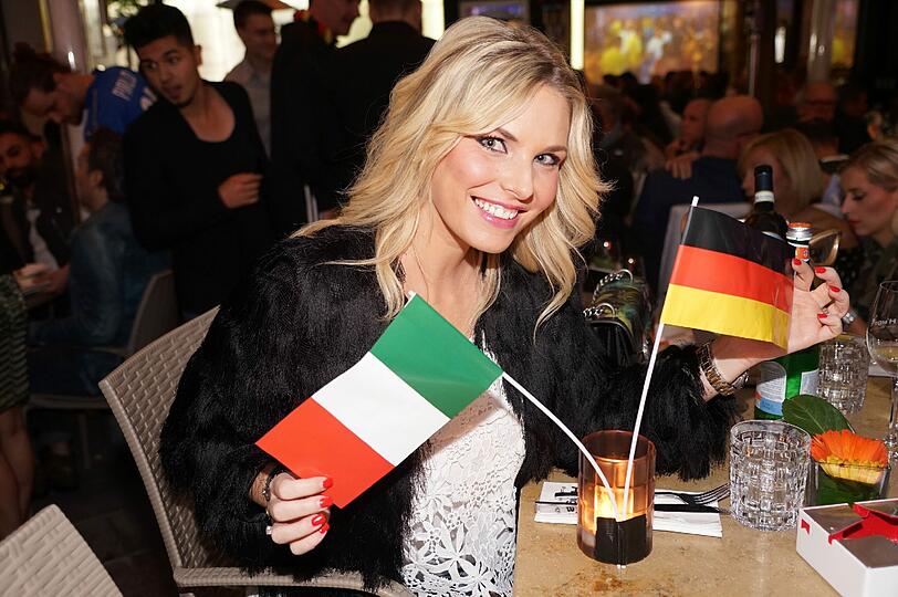 Hunderte feierten den Einzug ins Halbfinale im H'ugo's