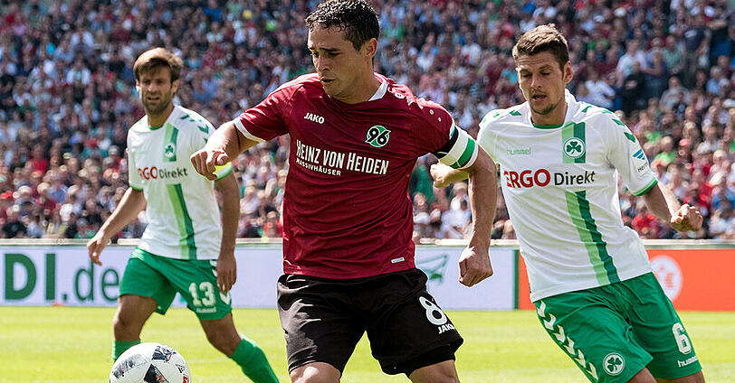 Hannovers Manuel Schmiedebach (l) und Greuthers Andreas Hofmann (r) kämpfen um den Ball. Die 96-er setzten sich am Ende gegen die Gäste aus Fürth klar mit 3:1 durch.