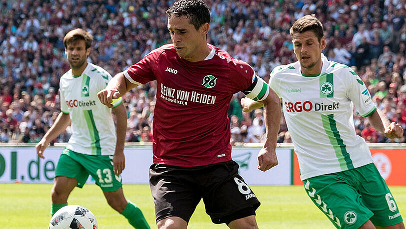 Hannovers Manuel Schmiedebach (l) und Greuthers Andreas Hofmann (r) kämpfen um den Ball. Die 96-er setzten sich am Ende gegen die Gäste aus Fürth klar mit 3:1 durch.