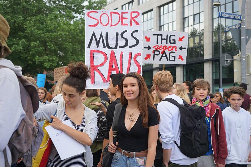 Sexy Protest: der &bdquo;No PAG&ldquo;- Schriftzug auf dem Dekolletee.
