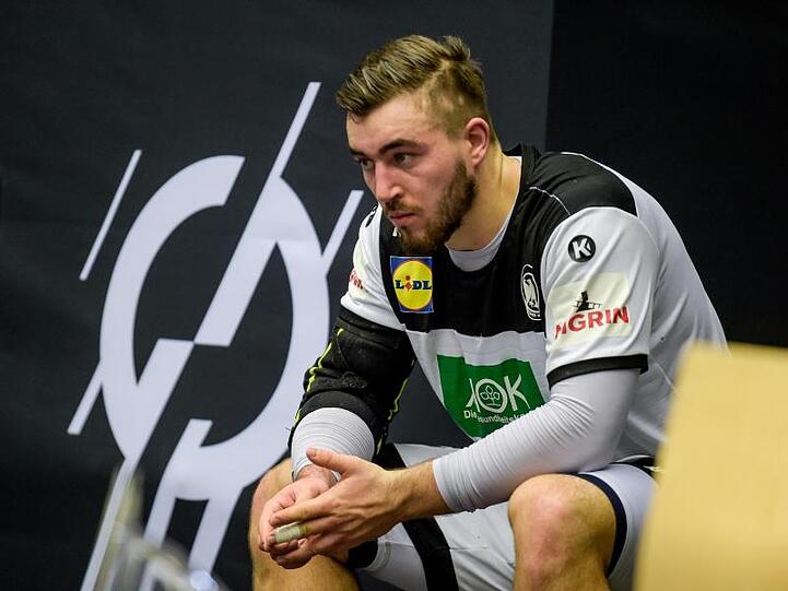 Jannik Kohlbacher sitzt nach der 25:26-Niederlage enttäuscht auf der Bank.