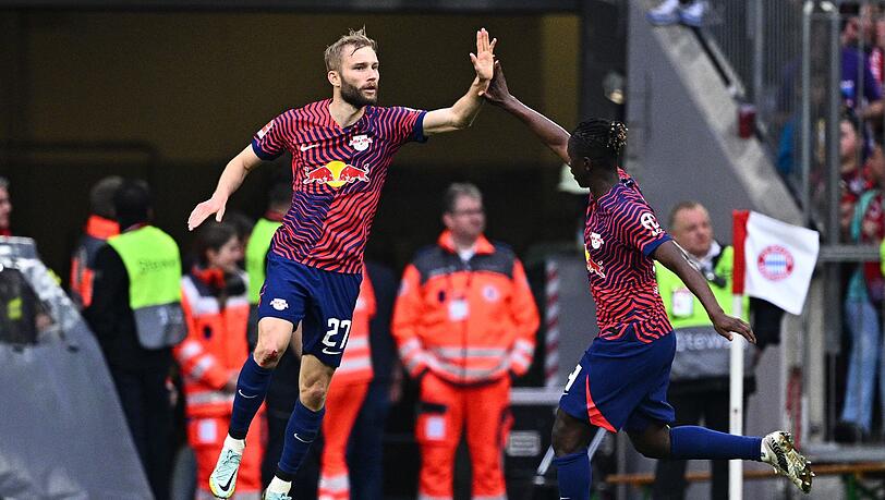 Leipzigs Konrad Laimer jubelt mit Leipzigs Amadou Haidara über seinen Treffer zum 1:1.