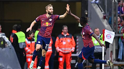 Leipzigs Konrad Laimer jubelt mit Leipzigs Amadou Haidara über seinen Treffer zum 1:1.