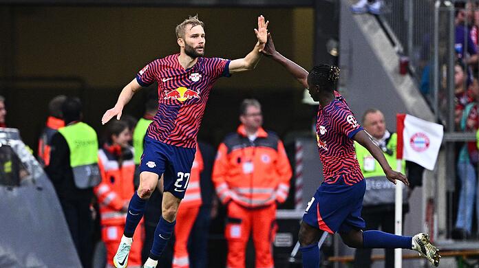 Leipzigs Konrad Laimer jubelt mit Leipzigs Amadou Haidara über seinen Treffer zum 1:1.