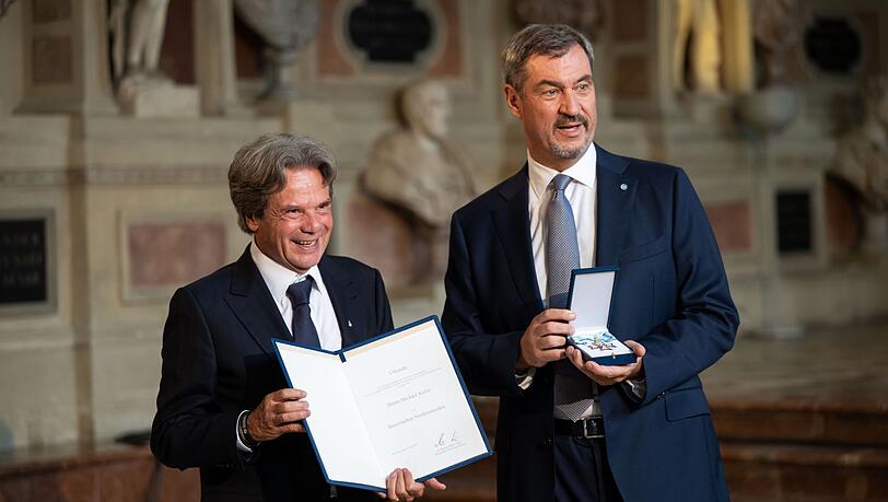Michael Käfer (l.) ist auch Träger des bayerischen Verdienstordens. Bekommen hat er ihn von Ministerpräsident Markus Söder. (Archivbild) Michael Käfer (l.) ist auch Träger des bayerischen Verdienstordens. Bekommen hat er ihn von Ministerpräsident Markus Söder. (Archivbild)