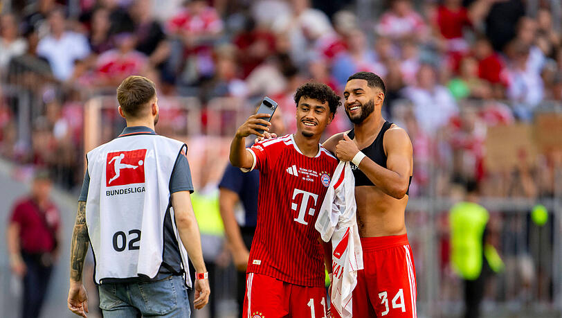 Guter Einstand beim FC Bayern: Die Neuzug&auml;nge Nathaniel Brown (l.) und Ismael Saibari.