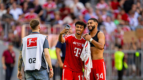 Guter Einstand beim FC Bayern: Die Neuzug&auml;nge Nathaniel Brown (l.) und Ismael Saibari.