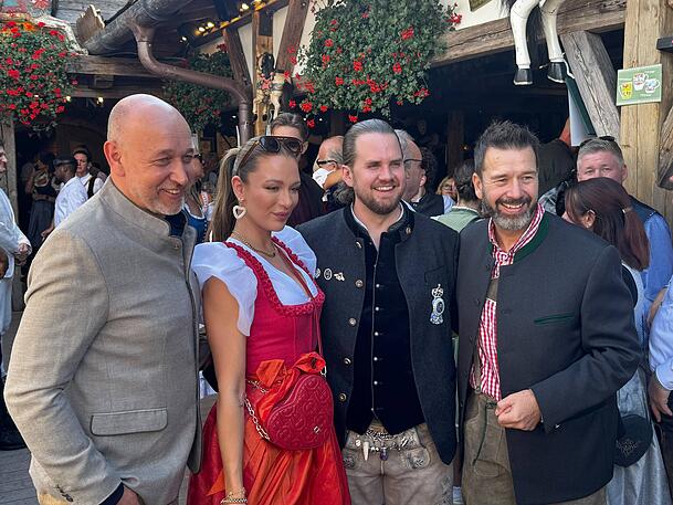"Kinderlachen"-Gründer Christian Vosseler (li.) und Marc Peine (re.) sowie Joelina Drews mit Freund Adrian Louis. "Kinderlachen"-Gründer Christian Vosseler (li.) und Marc Peine (re.) sowie Joelina Drews mit Freund Adrian Louis.