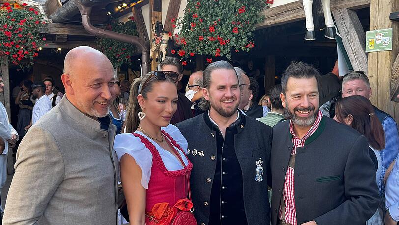"Kinderlachen"-Gründer Christian Vosseler (li.) und Marc Peine (re.) sowie Joelina Drews mit Freund Adrian Louis. "Kinderlachen"-Gründer Christian Vosseler (li.) und Marc Peine (re.) sowie Joelina Drews mit Freund Adrian Louis.