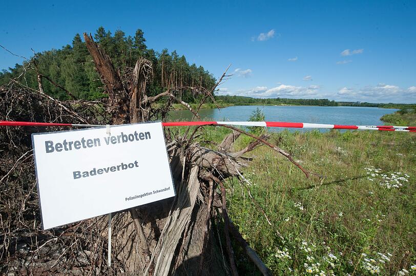 Die Suche nach dem angeblichen Krokodil in einem Schwandorfer Badesee weitet sich aus. Mehrere Taucher der Bereitschaftspolizei haben am Montag auf einem Boot die Wasseroberfläche abgesucht, um dem Reptil auf die Spur zu kommen.