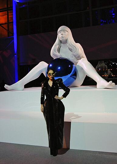 Lady Gaga und das fliegende Kleid "Volantis": Bei der Release-Party zu "Artpop" ist die Pop-Diva abgehoben. Die Bilder.
