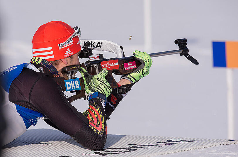 Der deutsche Biathlet Arnd Peiffer stürzte am Freitag schwer und musste mit einer Trage abtransportiert werden. (Archivbild)