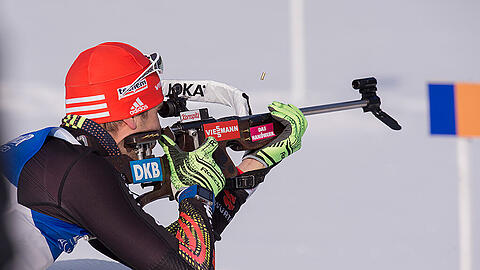 Der deutsche Biathlet Arnd Peiffer stürzte am Freitag schwer und musste mit einer Trage abtransportiert werden. (Archivbild)