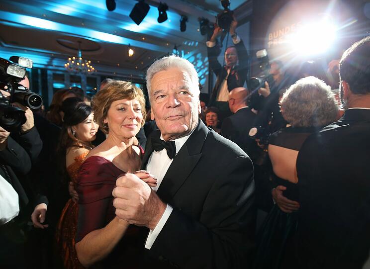 Bundespräsident Joachim Gauck und seine Lebensgefährtin Daniela Schadt beim Tanz vor der Presse.